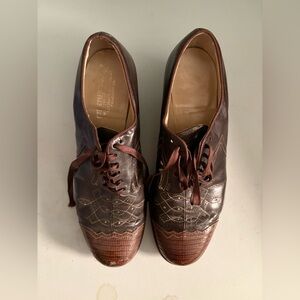 Fabulous VINTAGE Menswear Brown orthopedic shoes with a heel.